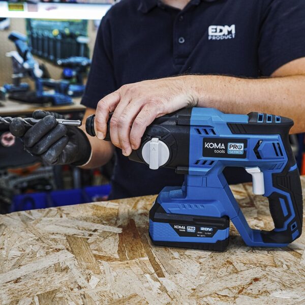 KIT MALETIN MARTILLO PERFORADOR 20V CON 1 BATERIA 4.0A. Y CARGADOR 08772 30x19.5cm KOMA TOOLS - Imagen 5