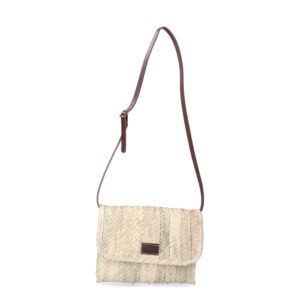 BOLSO DE PALMA LOLA  CON TAPA Y ASA DE PIEL.