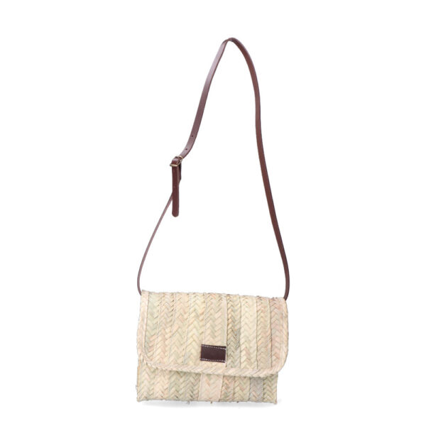 BOLSO DE PALMA LOLA  CON TAPA Y ASA DE PIEL.