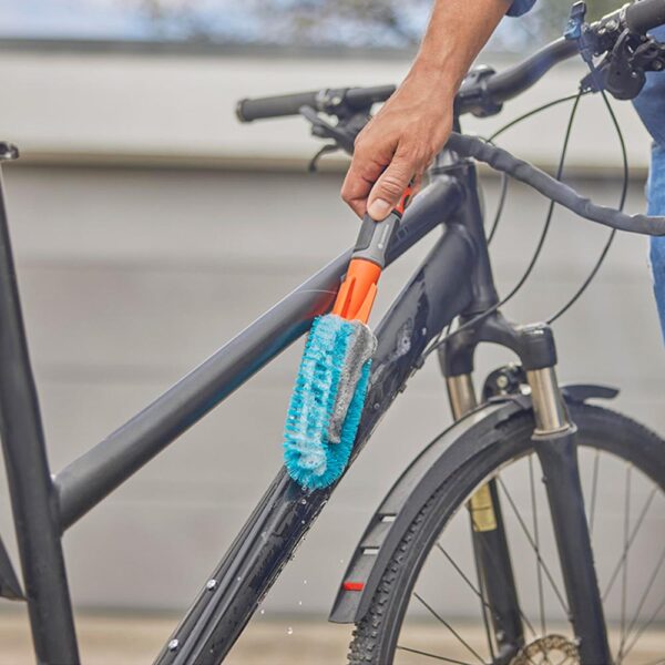 KIT DE CEPILLO DE LIMPIEZA DE BICICLETAS Y JABÓN 18865-34 GARDENA - Imagen 2